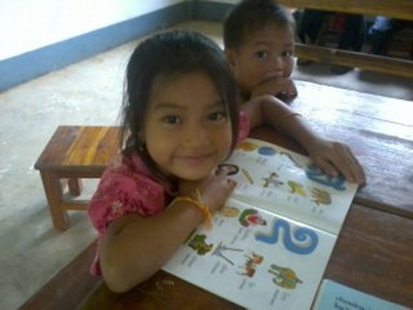 Meisje in het dorp Phandeang met het 1ste Engelse boek